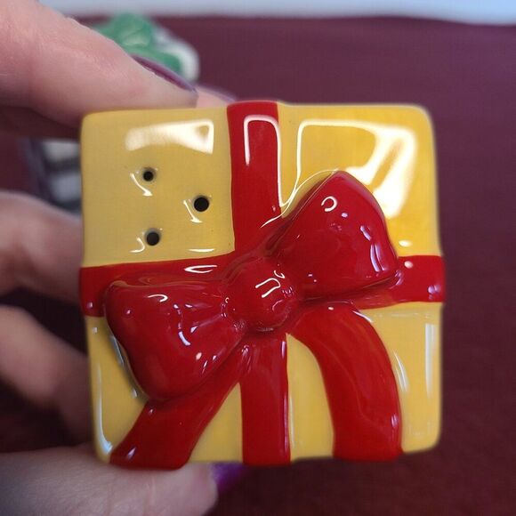 Hallmark VIP Ceramic Christmas Gift Boxes Salt and Pepper Shakers NWT NIB - Picture 5 of 8